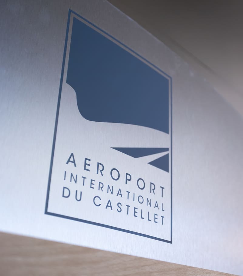 Photo du logo sur le mur de l'Aéroport International du castellet