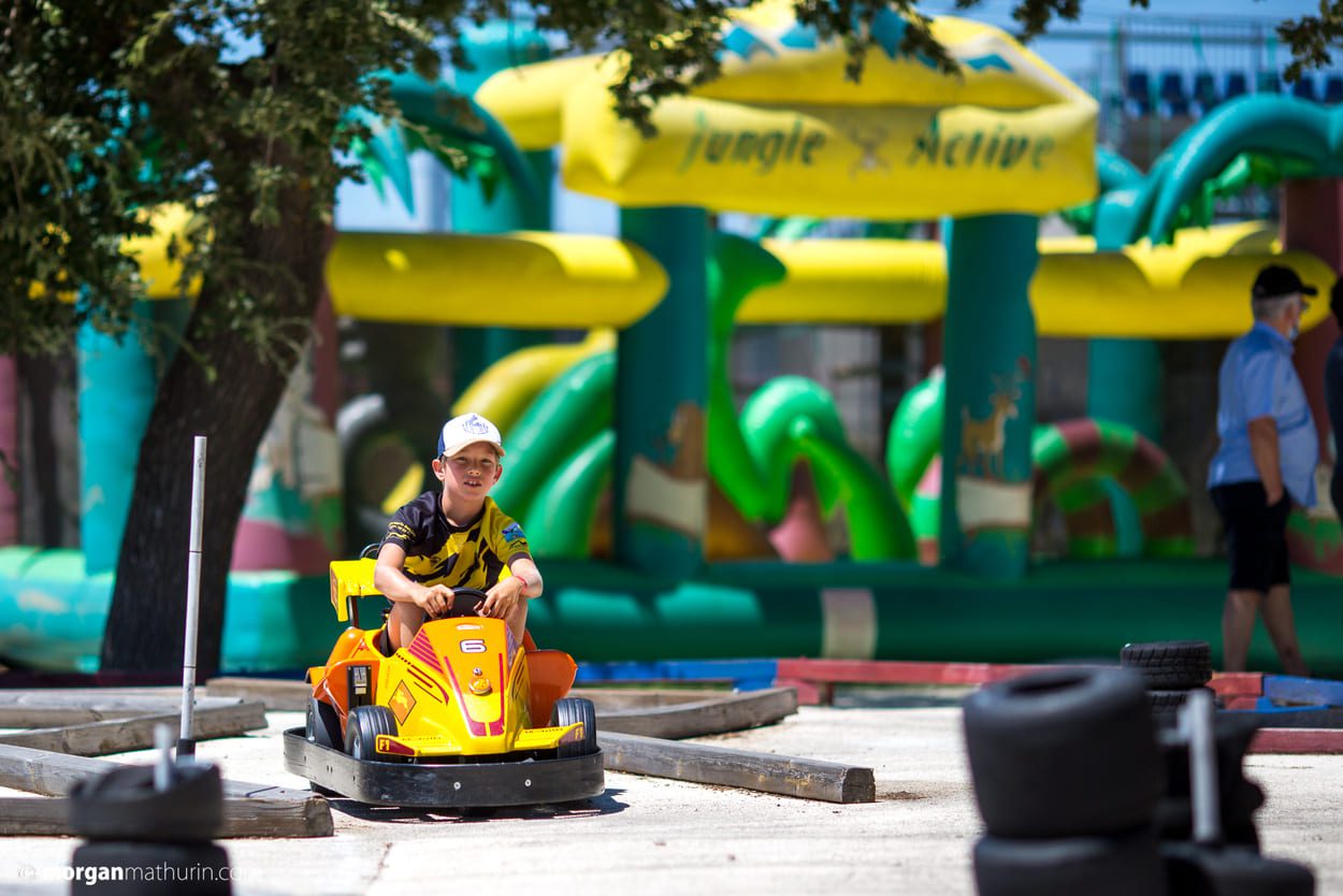 Enfant faisant du karting au Kid's Club à l'XTREM PARK