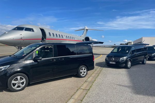 Photo de 2 véhicules de transport VTC à Aéroport International du Castellet