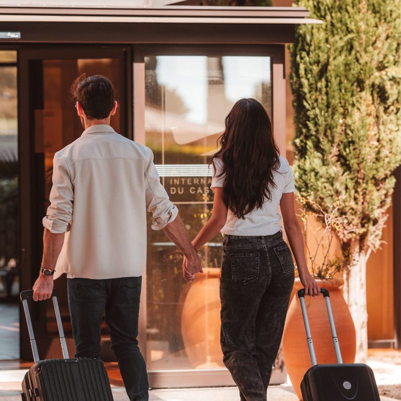 Photo d'un couple arrivant à l'Aéroport International du Castellet