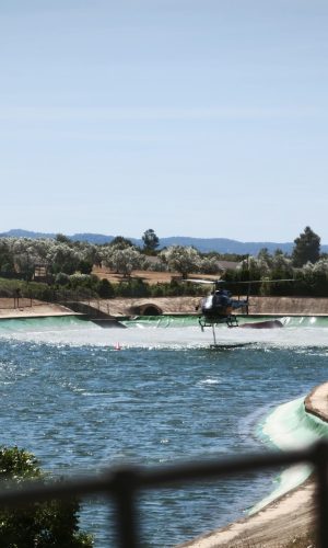 Hélicoptère de prévention des feux de forêt en train de puiser de l'eau dans le bassin de l'Aéroport International du Castellet