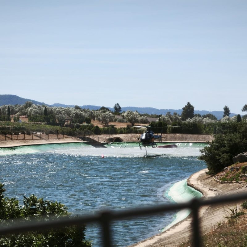Hélicoptère de prévention des feux de forêt en train de puiser de l'eau dans le bassin de l'Aéroport International du Castellet